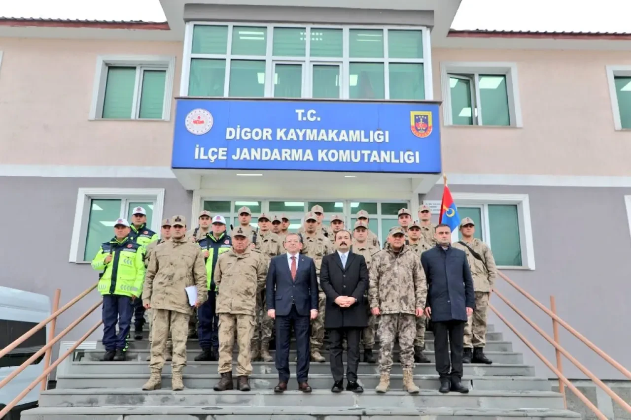 Kars Valisi Digor'da Eğitim İncelemelerinde Bulundu, Esnafları Ziyaret Etti ve Güvenlik Birimlerini Denetledi. 1