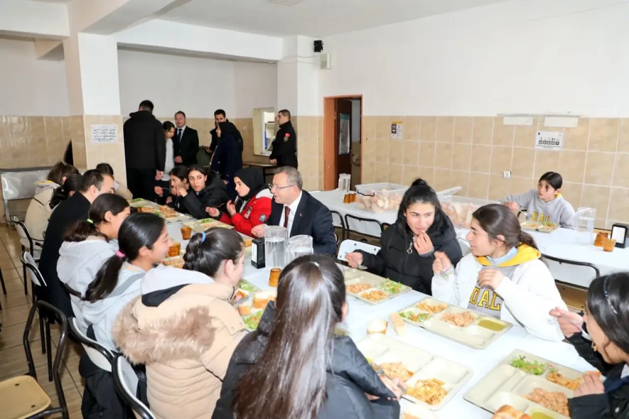 Kars Valisi Digor'da Eğitim İncelemelerinde Bulundu, Esnafları Ziyaret Etti ve Güvenlik Birimlerini Denetledi. 7