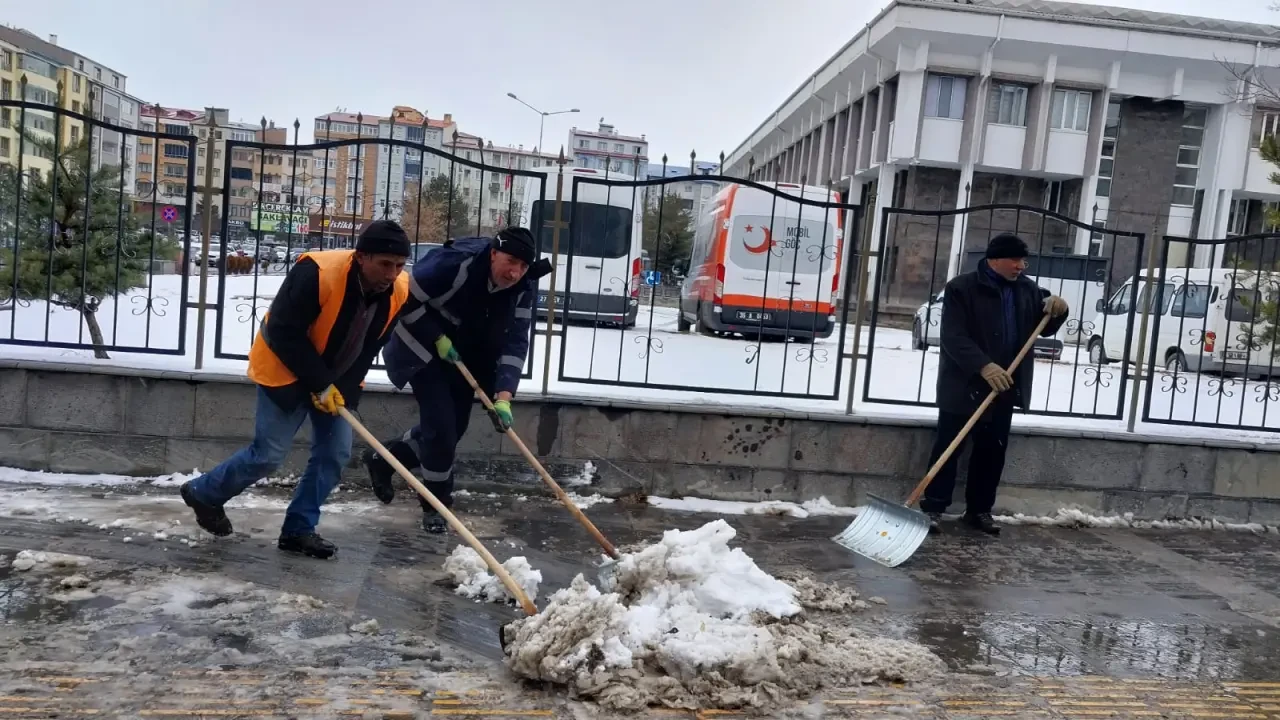 Kars Belediyesi, Şiddetli Kar Yağışına Karşı 24 Saat Esasına Dayalı Mücadele Veriyor 1