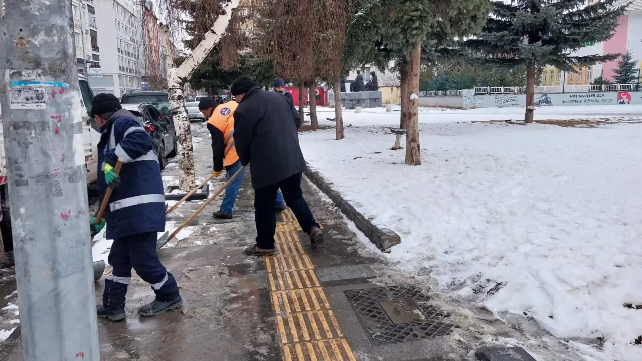 Kars Belediyesi, Şiddetli Kar Yağışına Karşı 24 Saat Esasına Dayalı Mücadele Veriyor 2