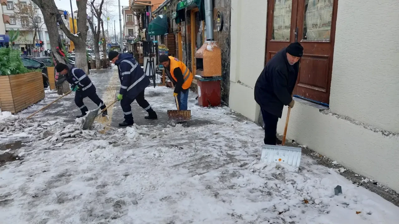 Kars Belediyesi, Şiddetli Kar Yağışına Karşı 24 Saat Esasına Dayalı Mücadele Veriyor 7