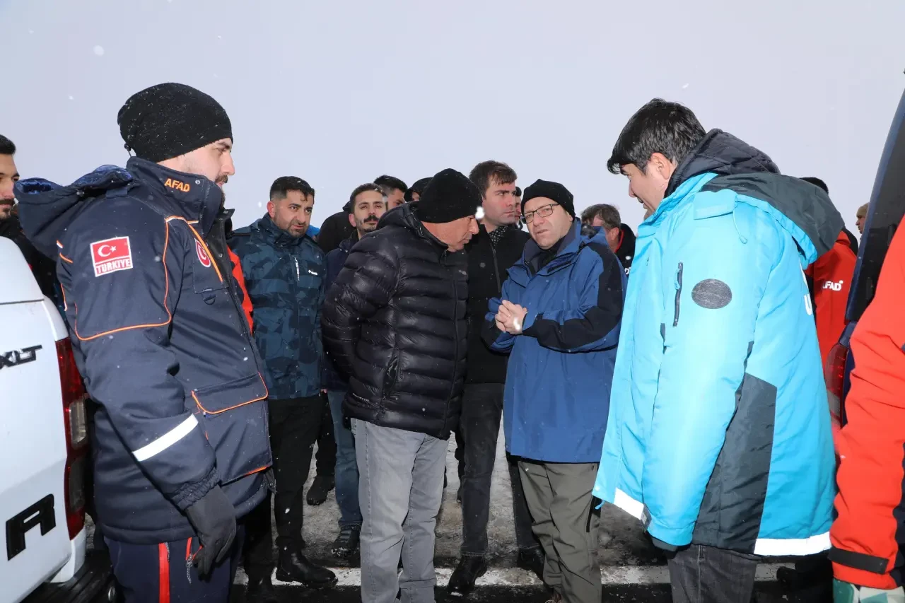 Erzurum-Kars Karayolu'ndaki Trafik Kazasında Vali Polat Bölgede İncelemelerde Bulundu 1