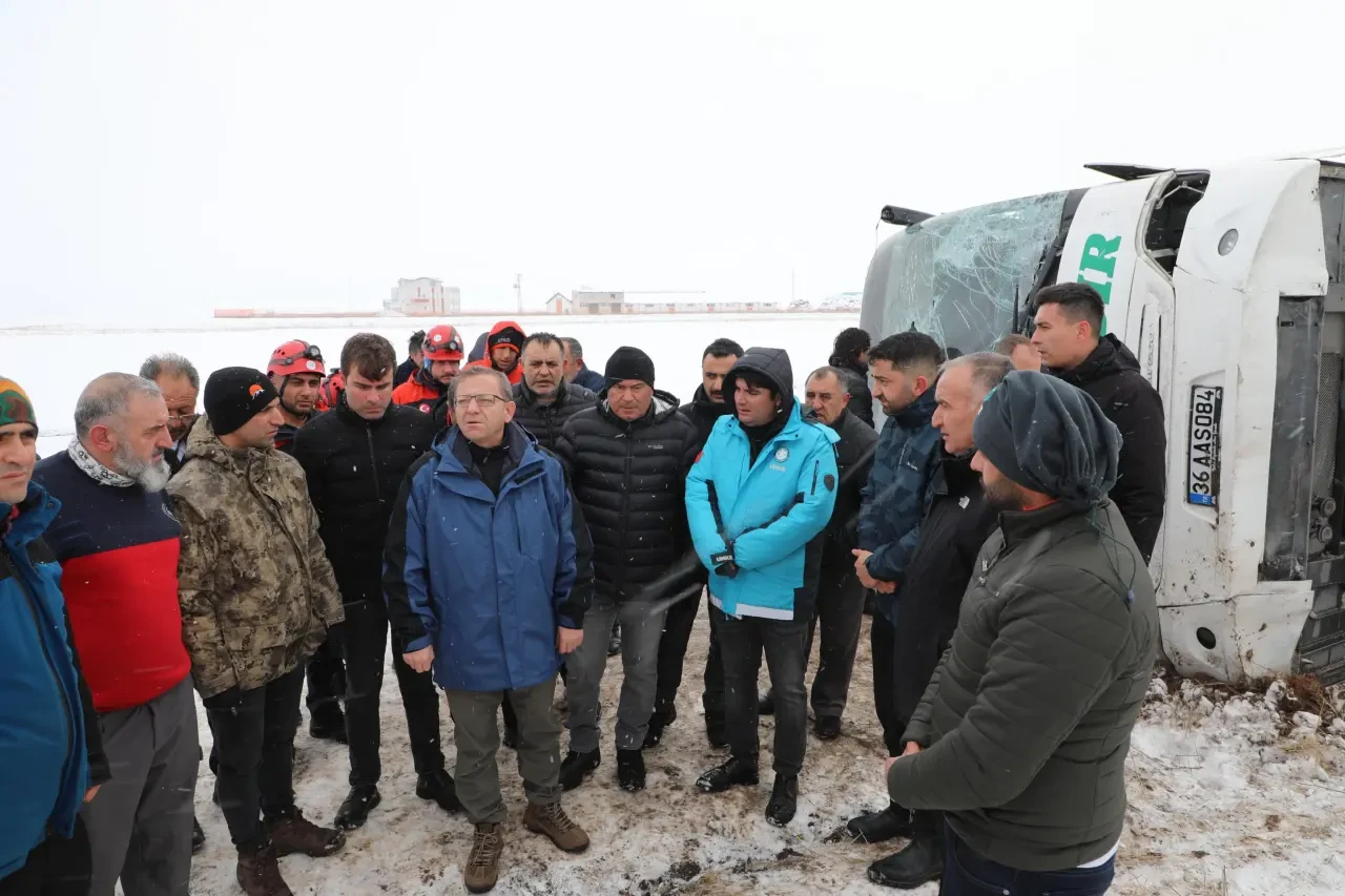 Erzurum-Kars Karayolu'ndaki Trafik Kazasında Vali Polat Bölgede İncelemelerde Bulundu 3