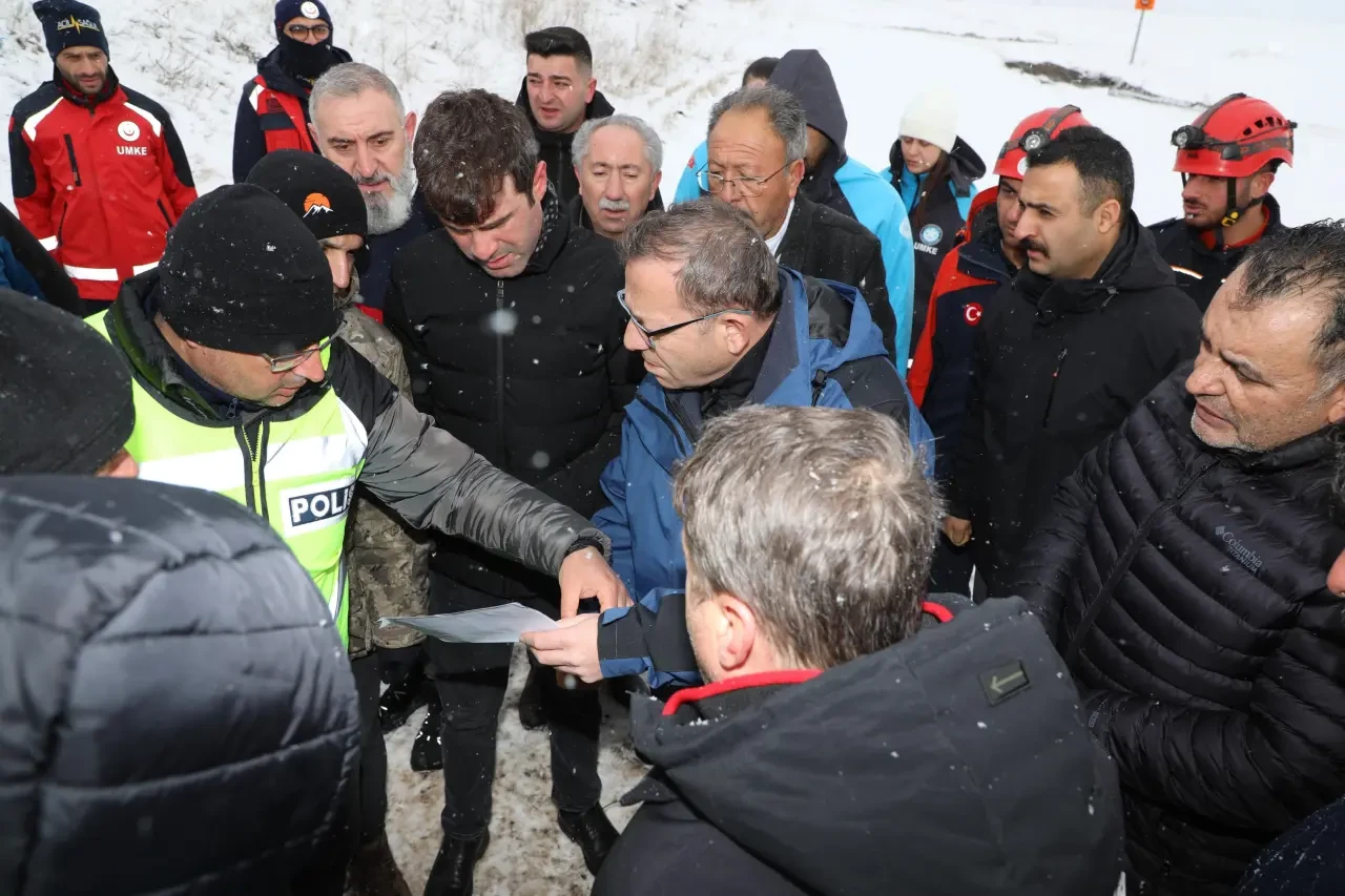 Erzurum-Kars Karayolu'ndaki Trafik Kazasında Vali Polat Bölgede İncelemelerde Bulundu 4