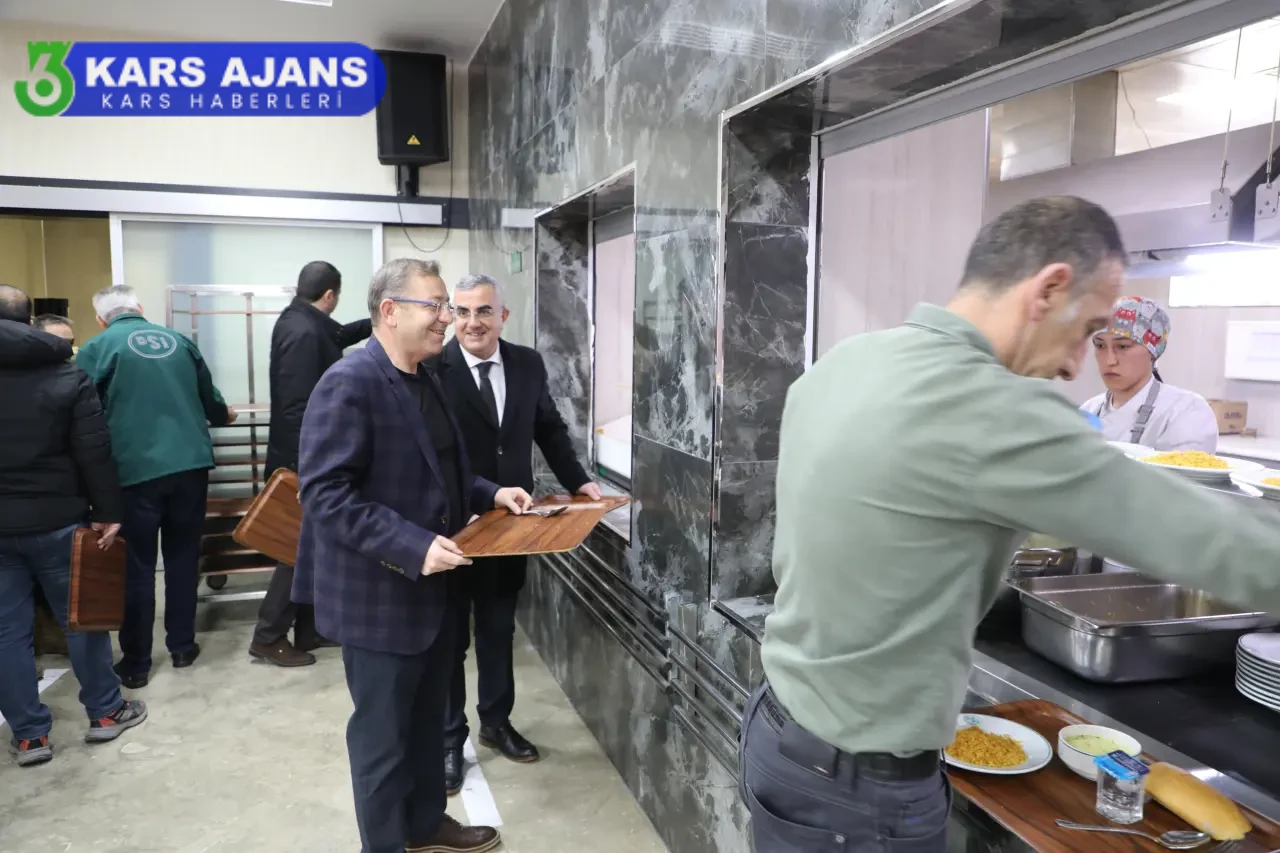 Kars Valisi Ziya Polat, Devlet Su İşleri personeliyle bir arada.