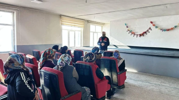 Kars İl  Jandarma,  "En İyi Narkotik Polisi Anne" eğitimi verdi.